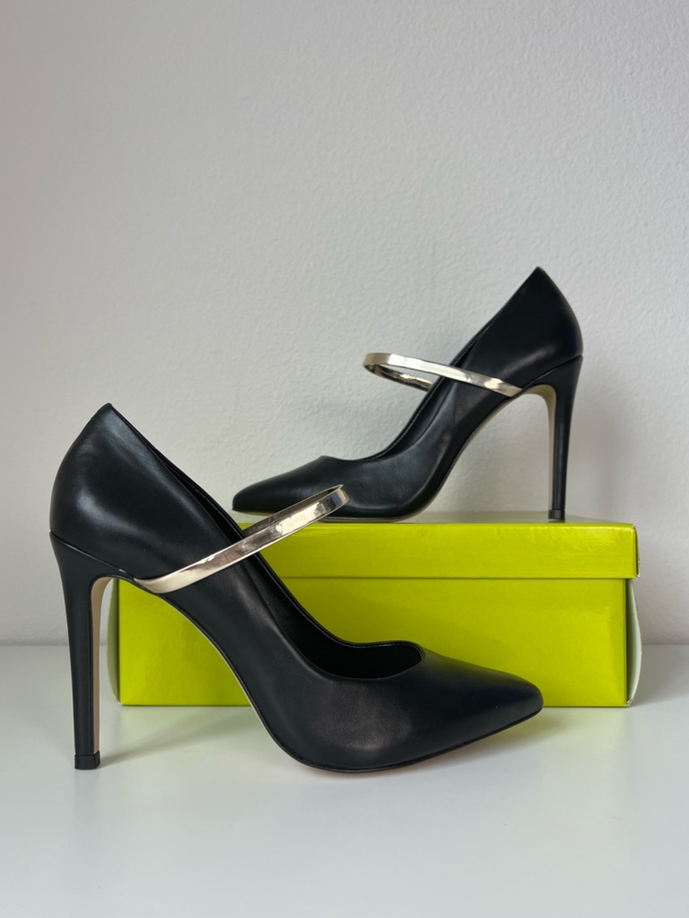 Gianni Bini Black Leather Stiletto Heels Gold Strap Pumps Size 8.5 Old Money